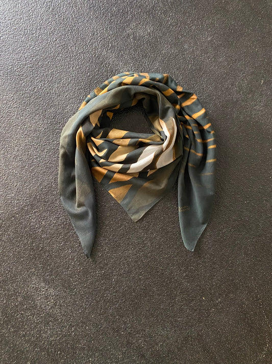 Scarf Entrance